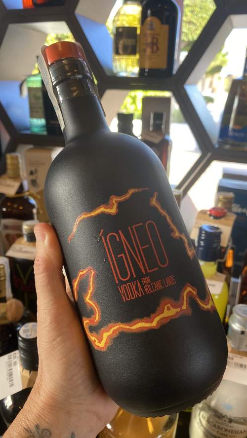IGNEO Vodka Fra Vulkaniske Egne — Premium vulkanvodka med en dramatisk sort flaske og lava-inspireret design — fås hos Brunchi.shop, Marina Rubicon, Playa Blanca