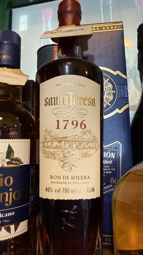 Santa Teresa 1796 — Venezuelansk rom lagret efter solera-systemet, som hylder traditionelle destillationsmetoder — fås hos Brunchi.shop, Marina Rubicon, Playa Blanca