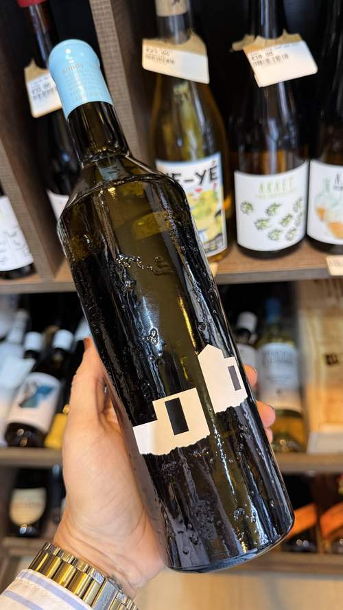 Håndlavet vin med geometrisk etiket — moderne Lanzarote-vin med et markant minimalistisk geometrisk etiketdesign — fås hos Brunchi.shop, Marina Rubicon, Playa Blanca