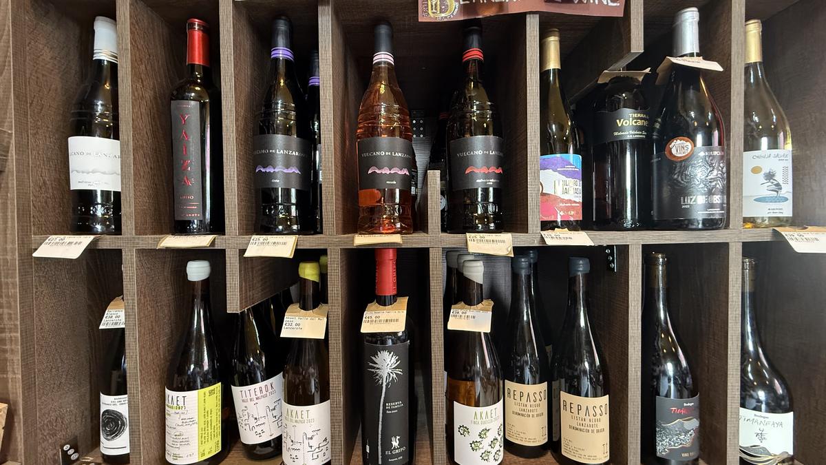 Bodegas Los Bermejos' udvalg af vulkanske vine hos Brunchi.shop — vine fra Lanzarote fra San Bartolome, Lanzarote, tilgængelige på Marina Rubicon, Playa Blanca