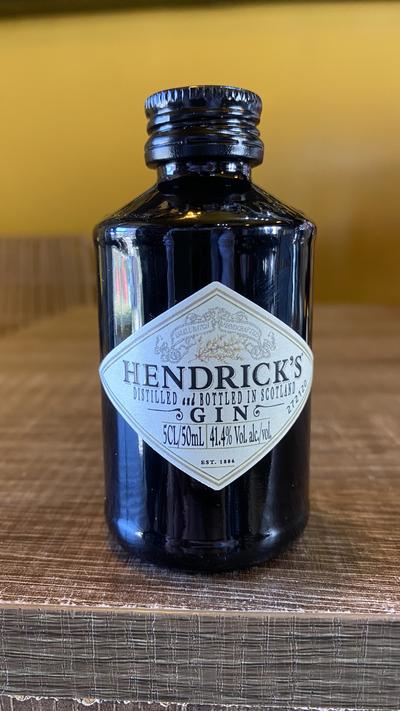 Hendrick's Gin — Særpræget skotsk gin i den karakteristiske sorte apotekflaske, infunderet med agur — available at Brunchi.shop, Marina Rubicon, Playa Blanca