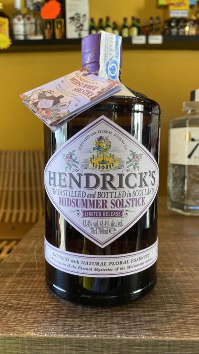 Hendrick's Midsummer Solstice Limited Release — Gin i begrænset oplag med florale essenser i elegant lilla emballage, med  — fås hos Brunchi.shop, Marina Rubicon, Playa Blanca