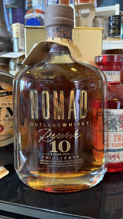 Nomad outland Whisky — Udtryk lagret på tre fade, der kombinerer bourbonfade, oloroso sherry og port — fås hos Brunchi.shop, Marina Rubicon, Playa Blanca