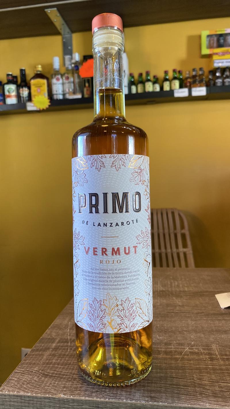 Primo de Lanzarote Rojo Vermut — den første røde vermouth fra Lanzarote, lavet med lokal Malvasia Volcánica-vin og — fås hos Brunchi.shop, Marina Rubicon, Playa Blanca