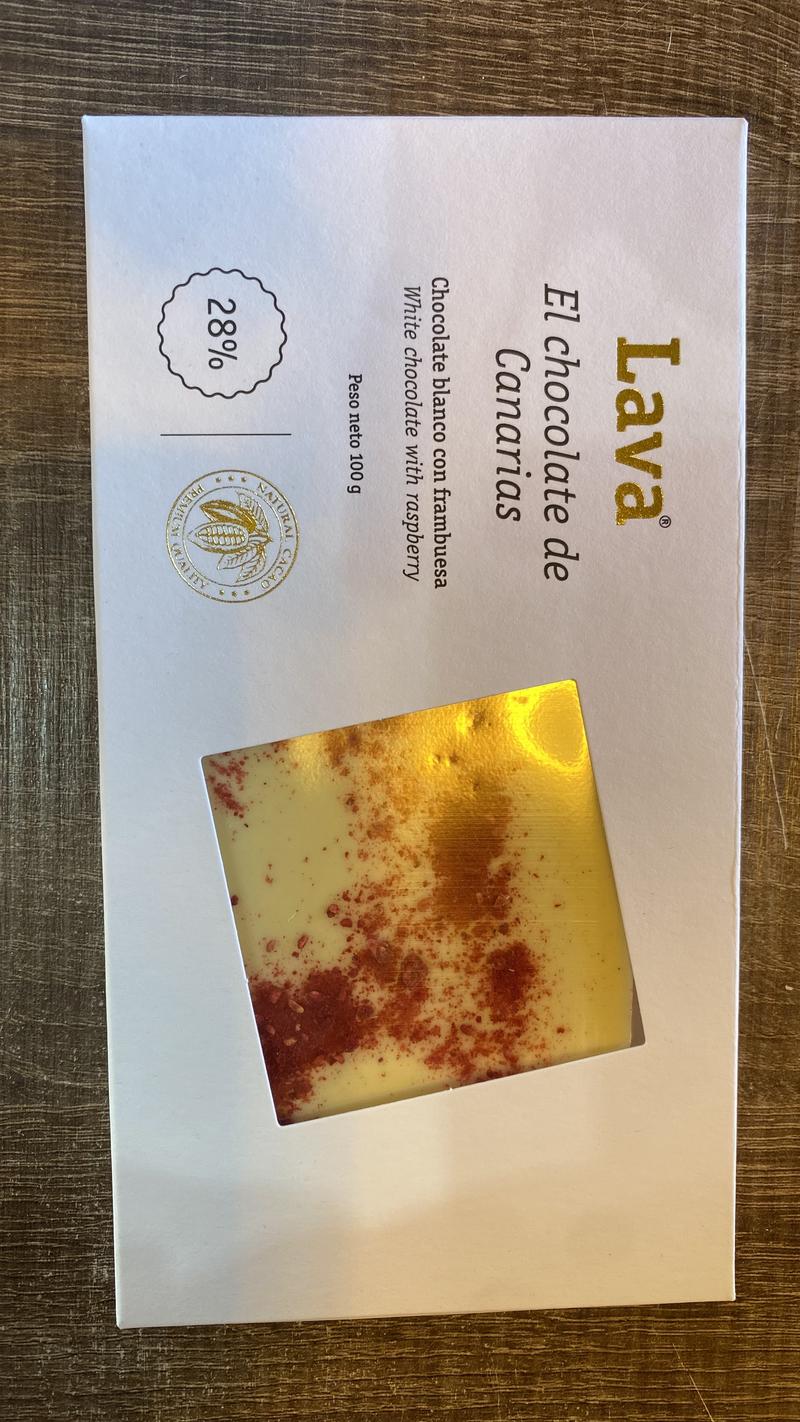 Lava White Chocolate with Raspberry 28% — hvid chokolade fra De Kanariske Øer med hindbærstykker og 28 % kakaoinhold — fås hos Brunchi.shop, Marina Rubicon, Playa Blanca