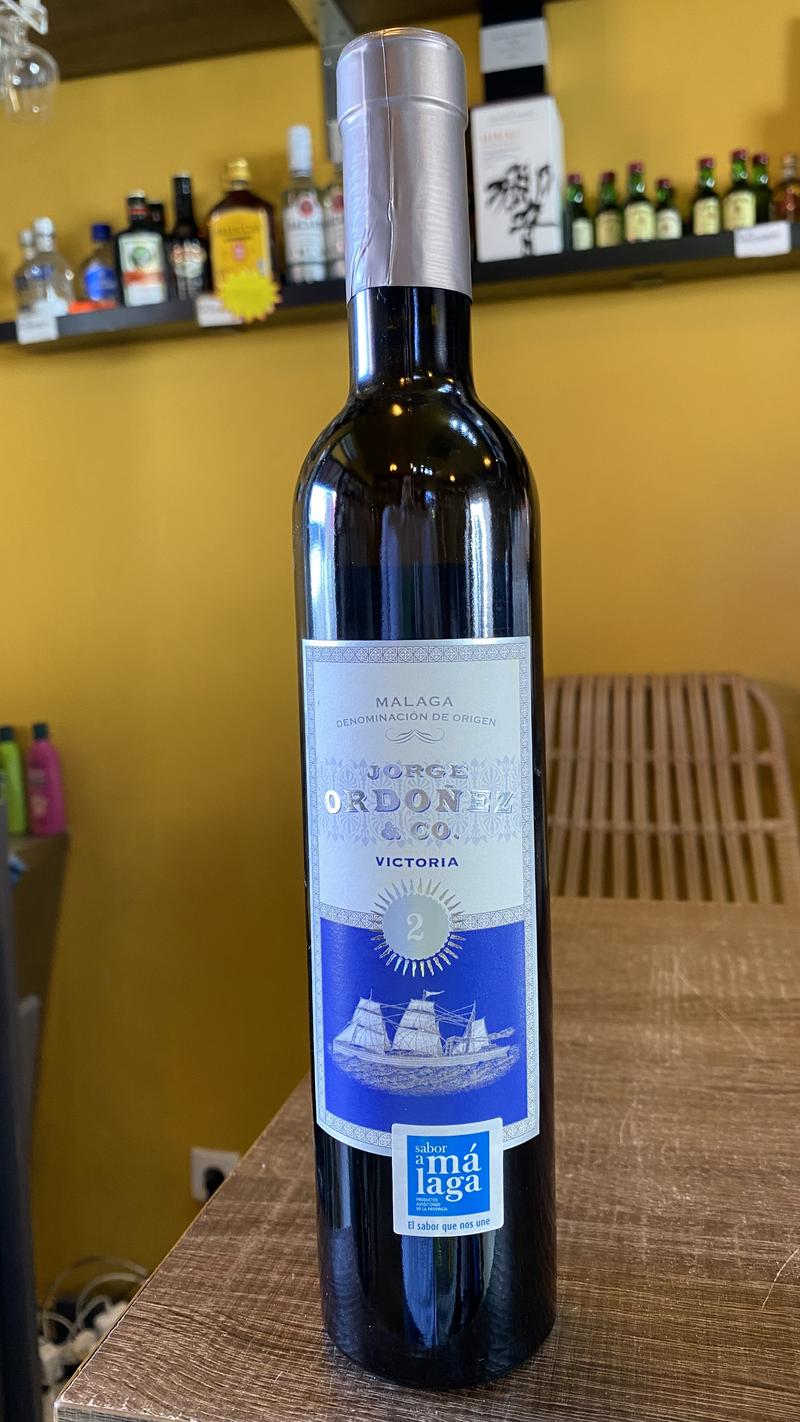 Jorge Ordóñez Victoria 2 Málaga — Sød vin fra Málaga D.O. med sejlbådsillustration, nummereret limited edition — fås hos Brunchi.shop, Marina Rubicon, Playa Blanca