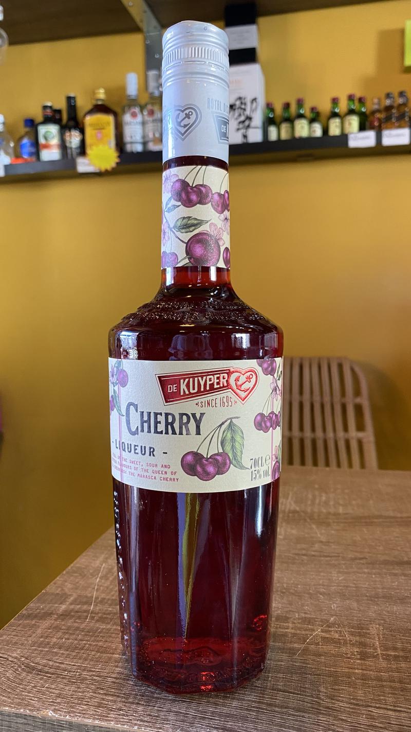 De Kuyper Cherry Liqueur — Fyldt med de søde, syrlige og bitre smage fra kirsebærrenes dronning, Marasc — fås hos Brunchi.shop, Marina Rubicon, Playa Blanca
