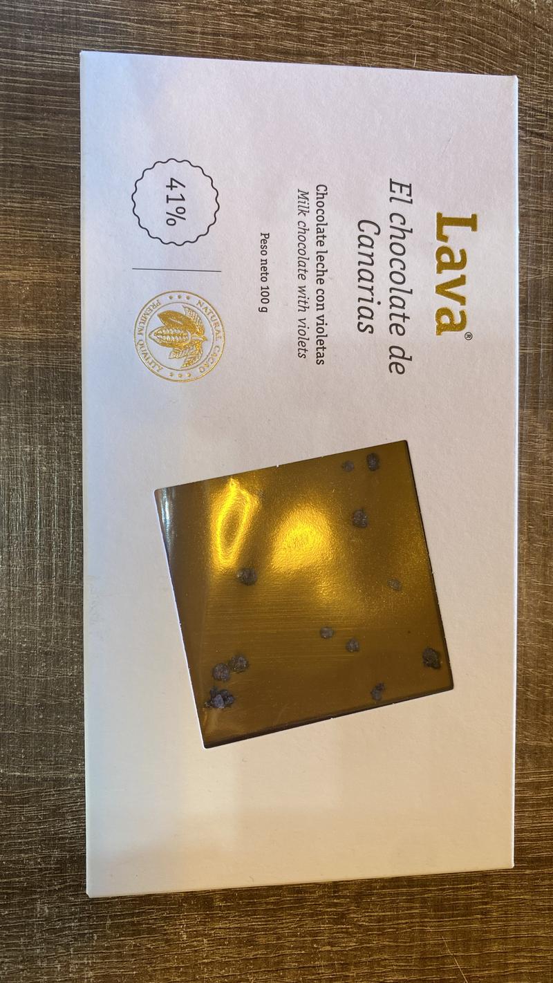 Lava-mælkechokolade med violer 41% — Kanariske øers mælkechokolade med 41% kakaoindhold og delikat viol-smag — fås hos Brunchi.shop, Marina Rubicon, Playa Blanca